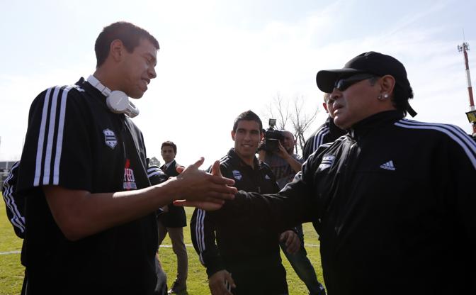 Nel giorno della partita Maradona si  presentato con un'ora di anticipo e ha accompagnato la squadra in campo. Reuters